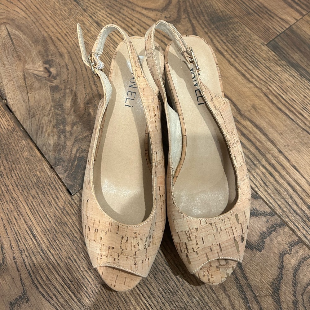 Vaneli Beige Cork Print Peep Toe Platform Heels, size 6